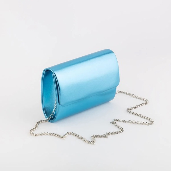 Clutch bag from the Lisa V2 line by Carpisa in solid color metallic material. - Picture 3 of 3